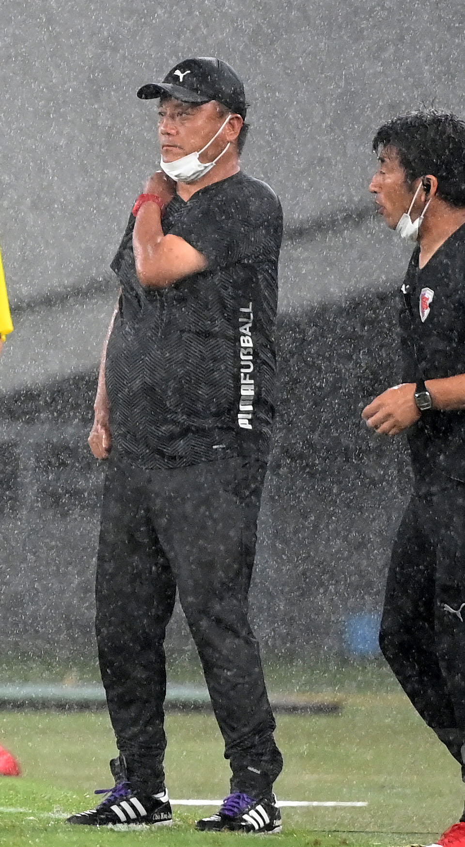 京都対東京V　後半、試合を見つめる京都曹監督（撮影・横山健太）