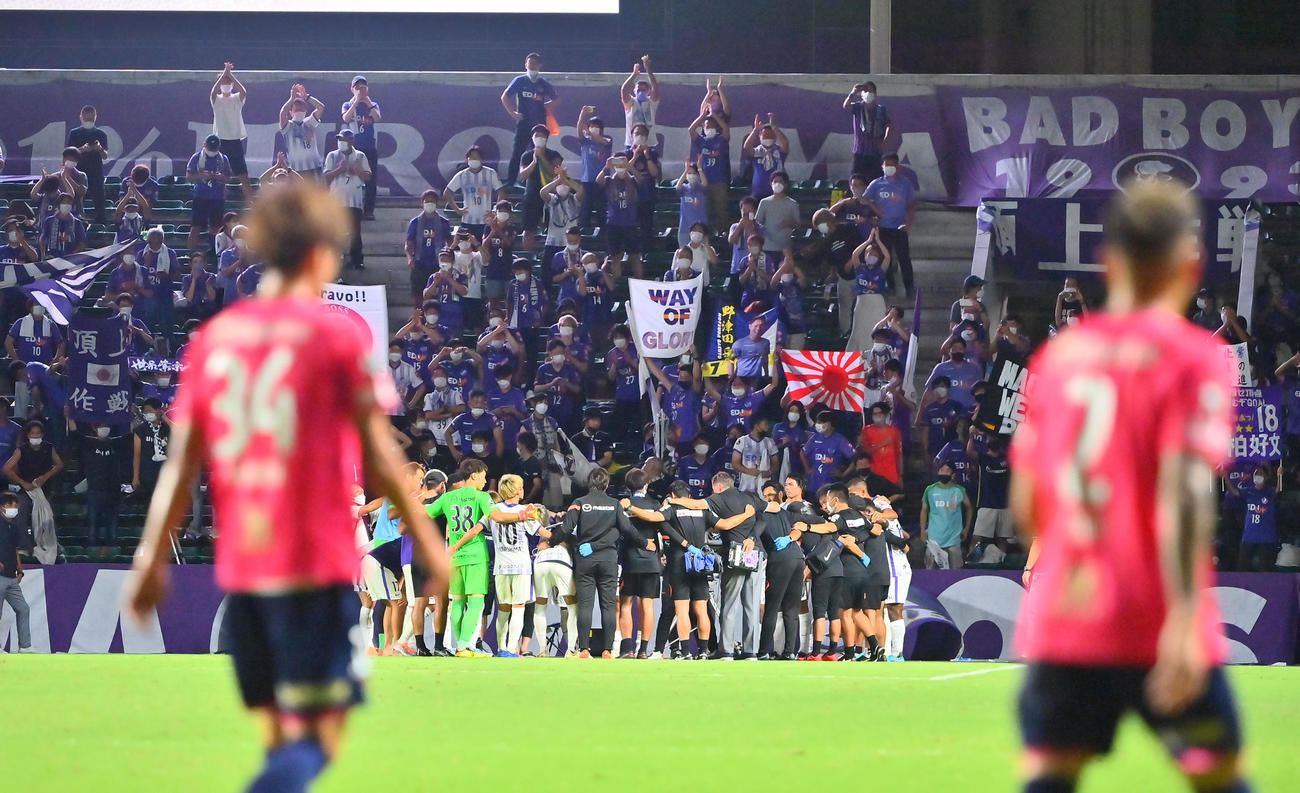 C大阪対広島　C大阪に逆転勝ちし円陣を組んで喜び合う広島の選手ら（撮影・和賀正仁）