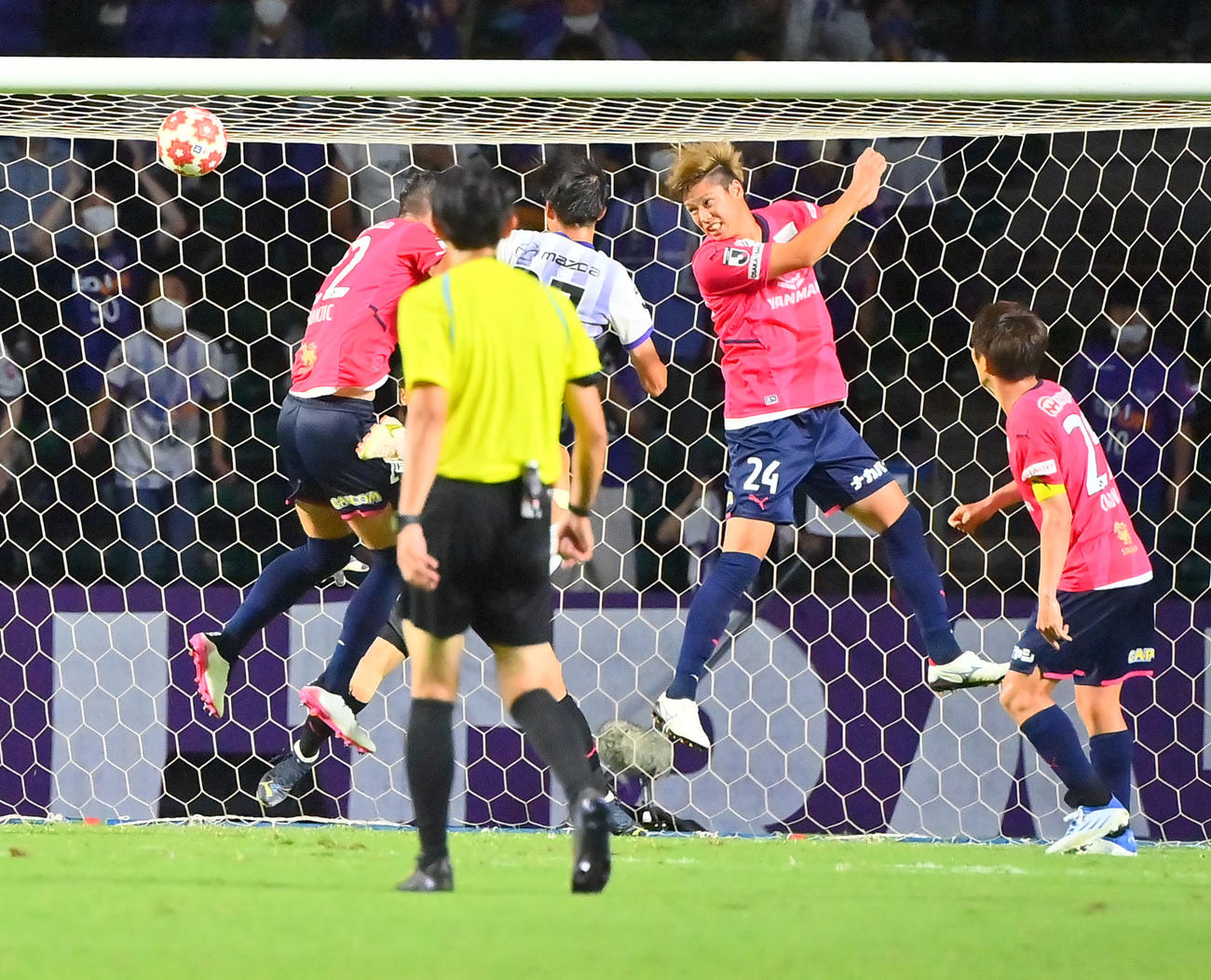 C大阪対広島　後半、頭で決勝ゴールを決める広島川村（撮影・和賀正仁）
