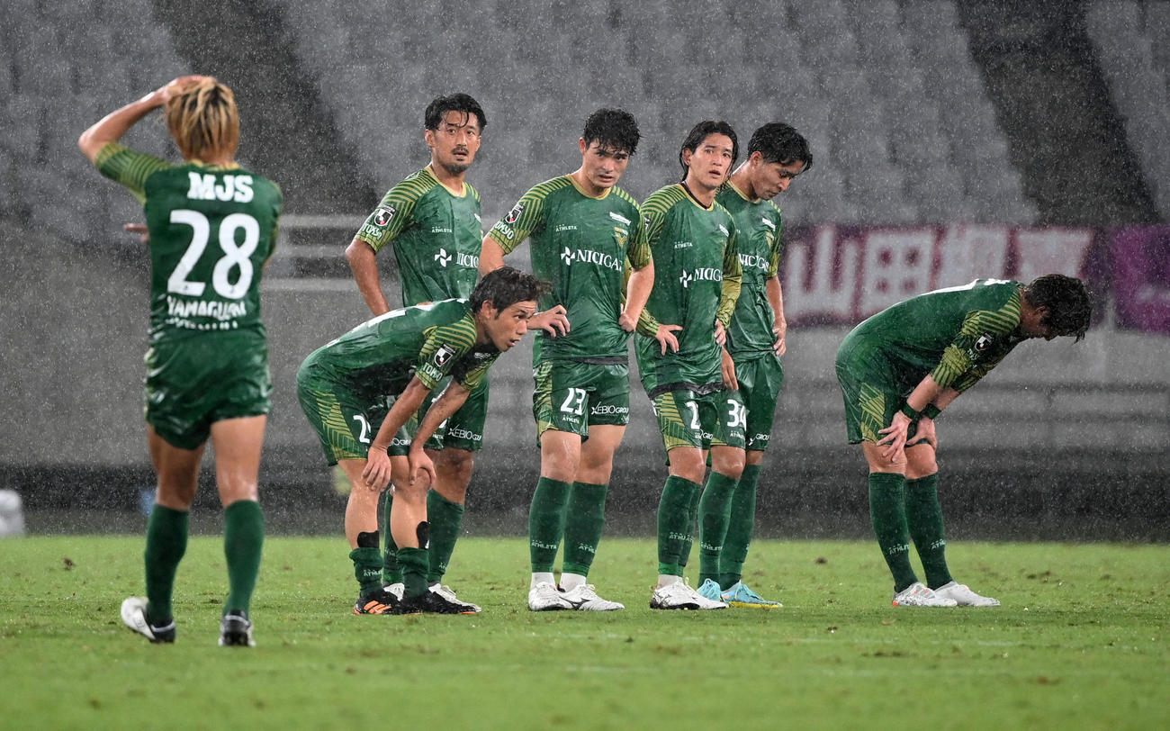 京都対東京V　京都に敗れ肩を落とす東京Vイレブン（撮影・横山健太）