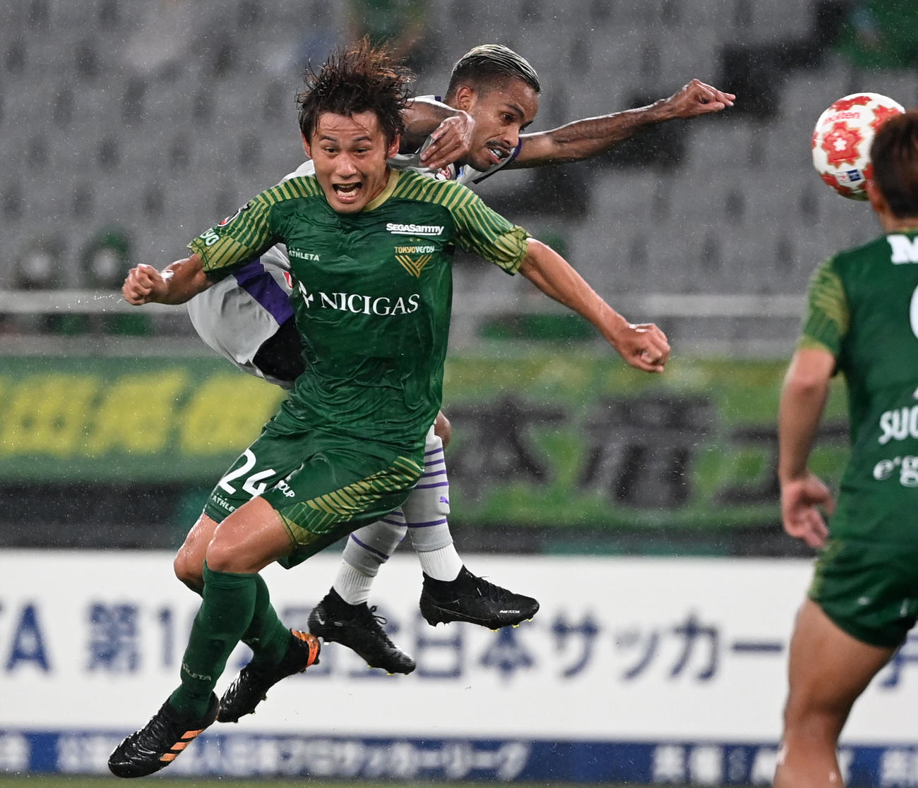 京都対東京V　前半、競り合う東京V奈良輪（左）と京都パウリーニョ（撮影・横山健太）
