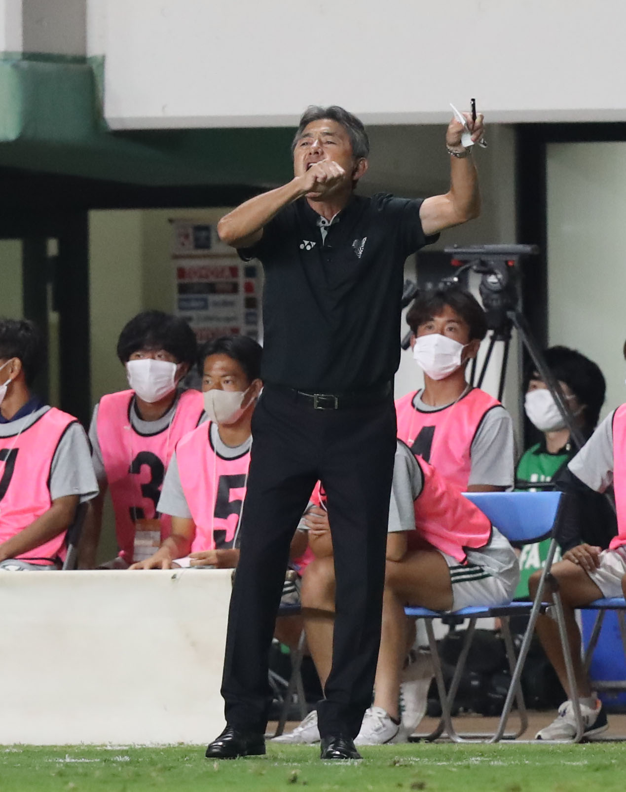 福岡対甲府　後半、選手に指示を出す福岡長谷部監督（撮影・屋方直哉）
