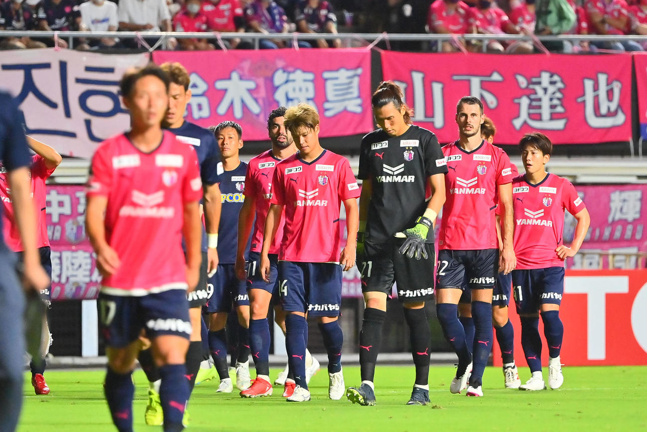 C大阪対広島　広島に敗れ肩を落とすC大阪の選手ら（撮影・和賀正仁）