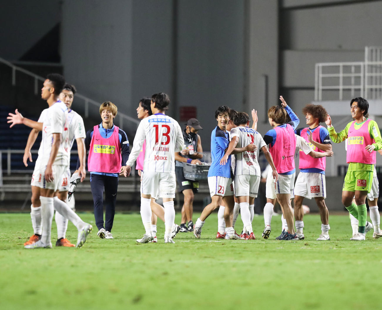 福岡対甲府　福岡に勝利し喜び合う甲府イレブン（撮影・屋方直哉）