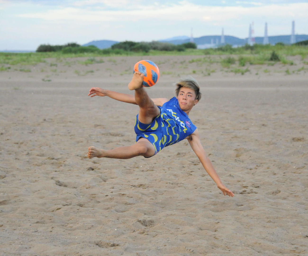 練習でジャンピングボレーを放つ藤本凌