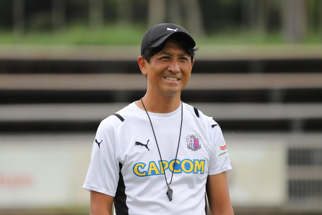 鳥栖戦に向けた練習を見守るC大阪小菊監督（C）CEREZO OSAKA