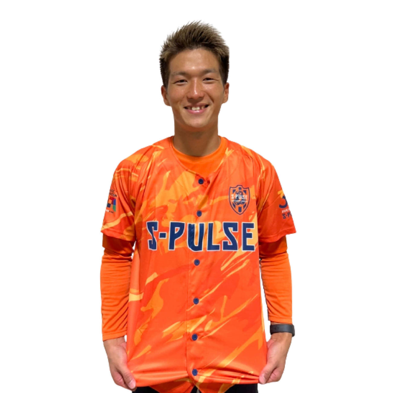 来場者の先着1万人に配られるユニホームシャツを着てPRする清水北川（C）S－PULSE