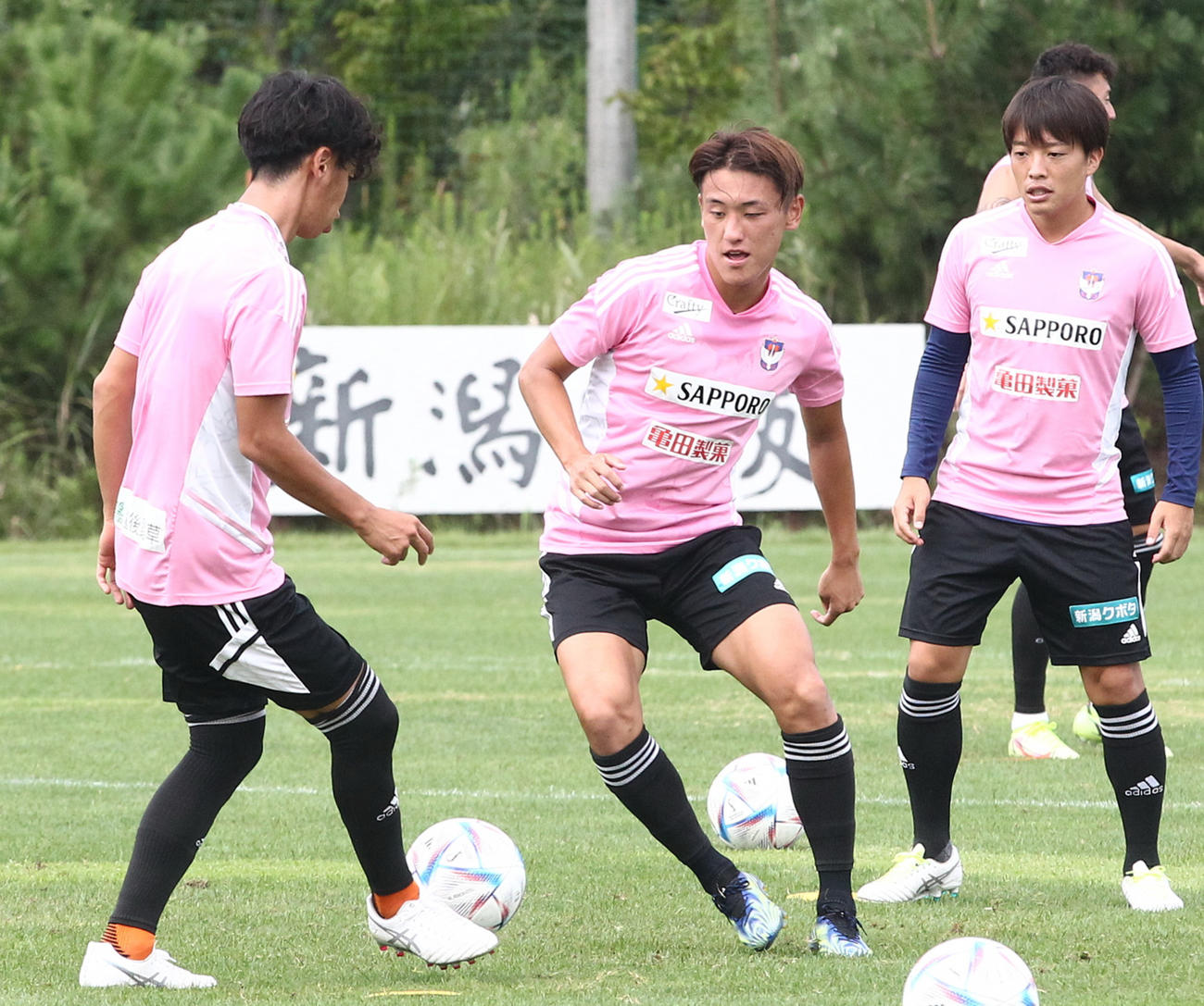琉球戦の前日練習でボールを追う秋山（中央）