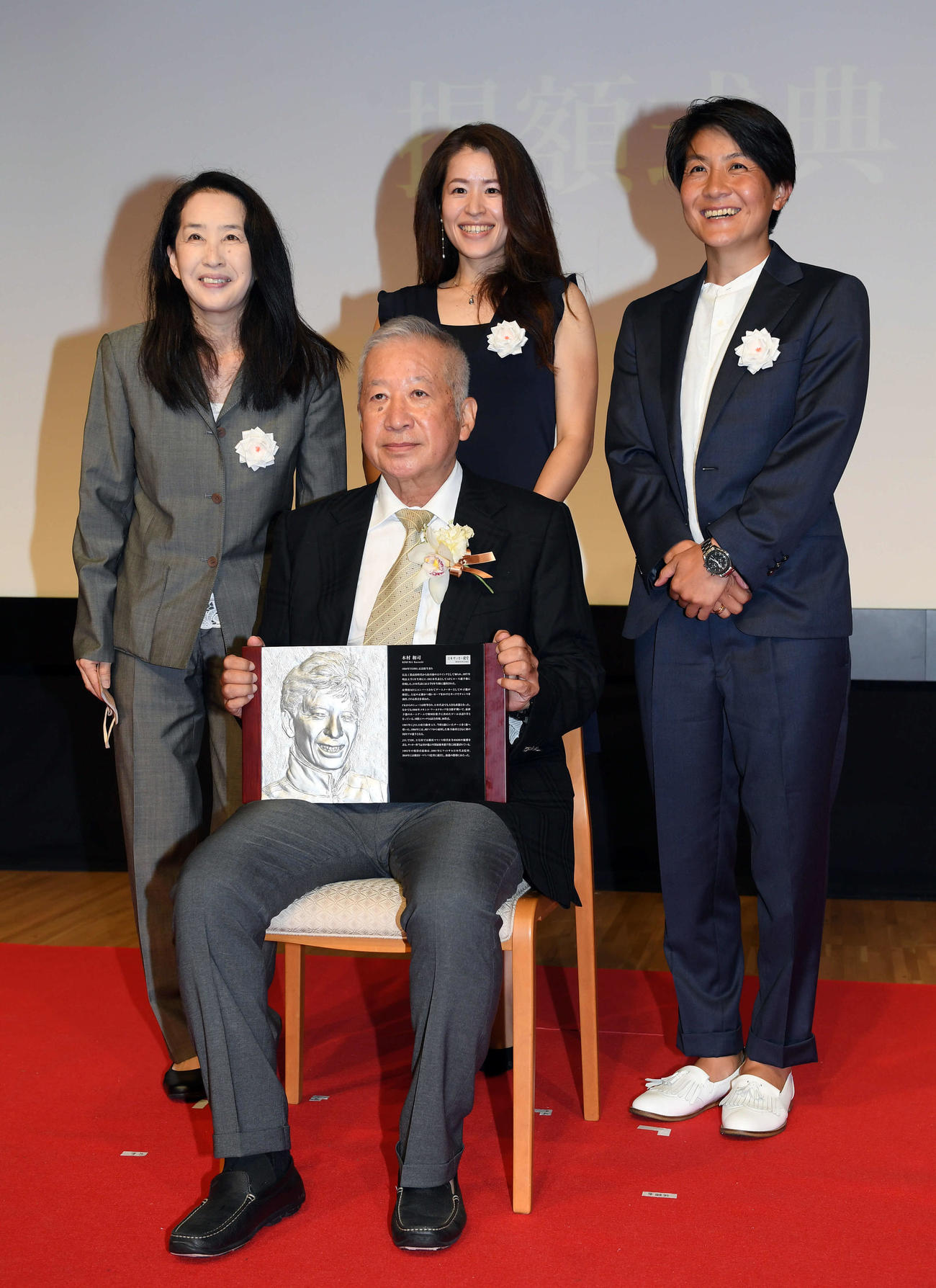 サッカー殿堂掲額者となった木村和司氏は、家族と記念撮影（撮影・たえ見朱実）