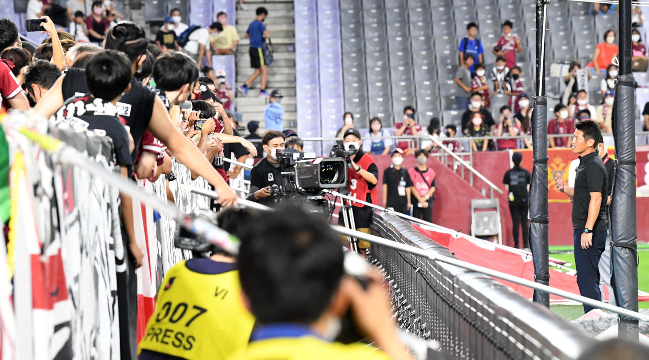神戸対名古屋　試合後、サポーターと話す神戸吉田監督（撮影・前岡正明）