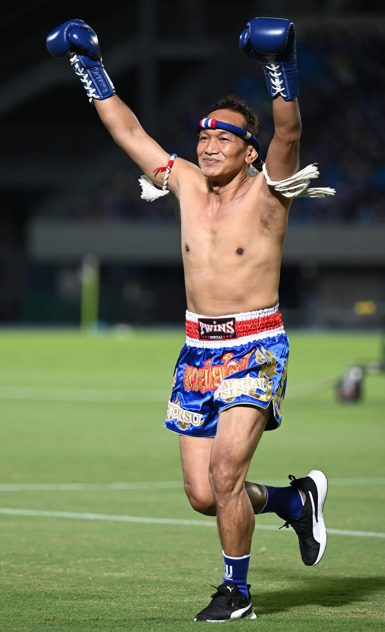 川崎F対広島　始球式に登場した「タイキックさん」ことハーカム・ナロンパットさん（撮影・山崎安昭）