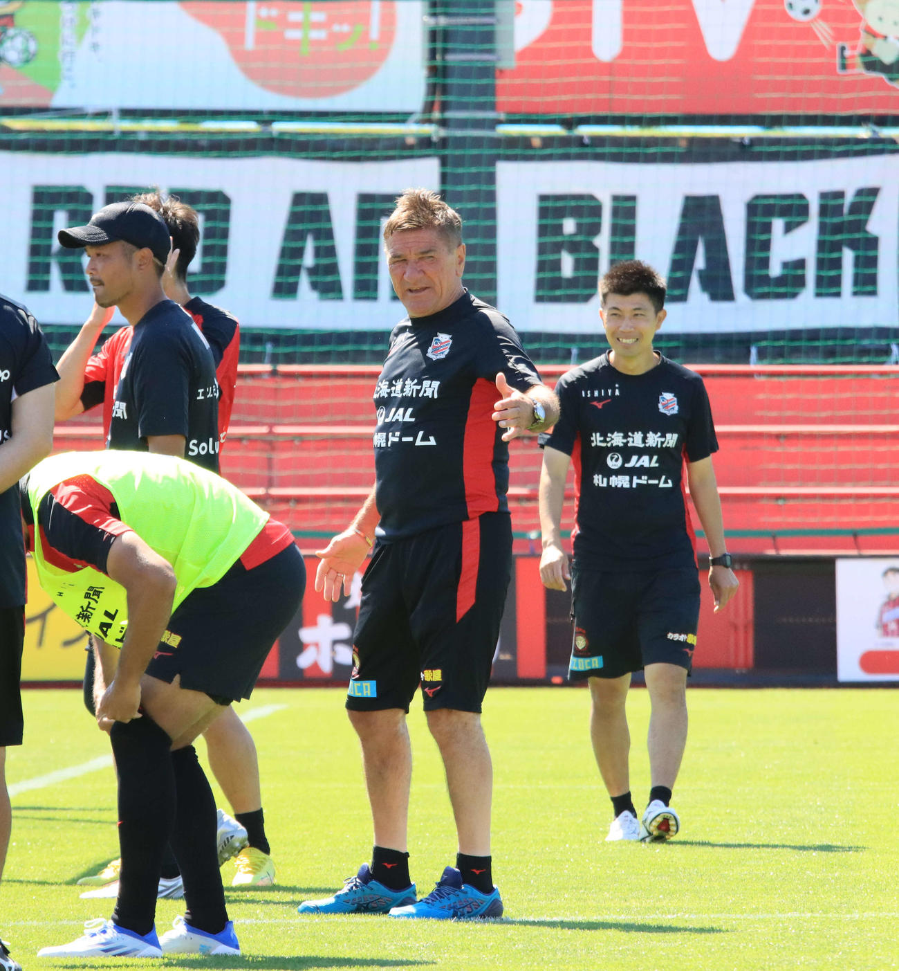 磐田戦前日練習で指示を出す札幌ペトロビッチ監督（撮影・保坂果那）