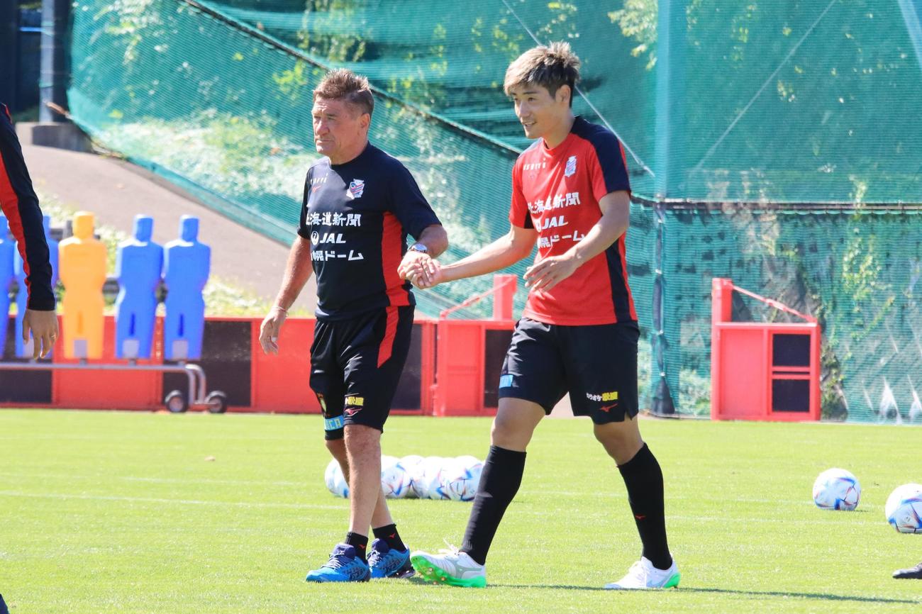 札幌ペトロビッチ監督は岡村と挨拶する（撮影・保坂果那）