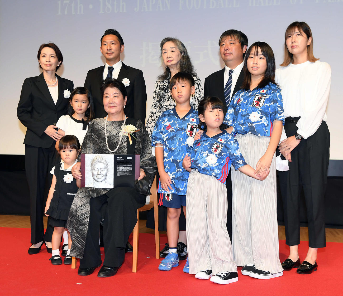 サッカー殿堂掲額者となった綾部美知枝氏（前列左から2人目）は家族と記念撮影（撮影・たえ見朱実）