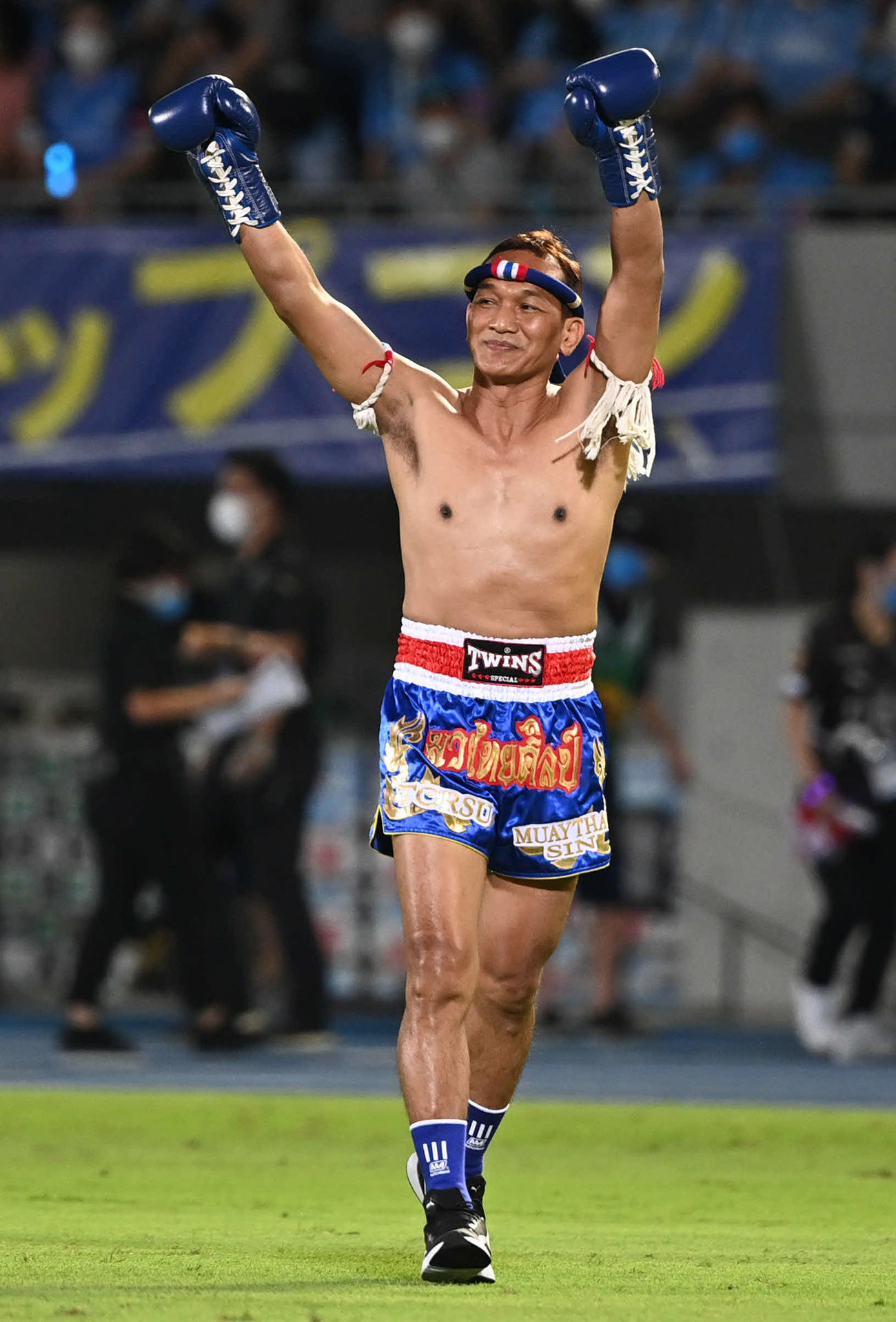 川崎F対広島　始球式に登場した「タイキックさん」ことハーカム・ナロンパットさん（撮影・山崎安昭）