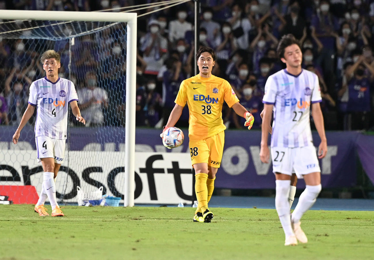 川崎F対広島　前半、先制点を奪われた広島GK大迫（中央）はチームメートに声をかける（撮影・山崎安昭）