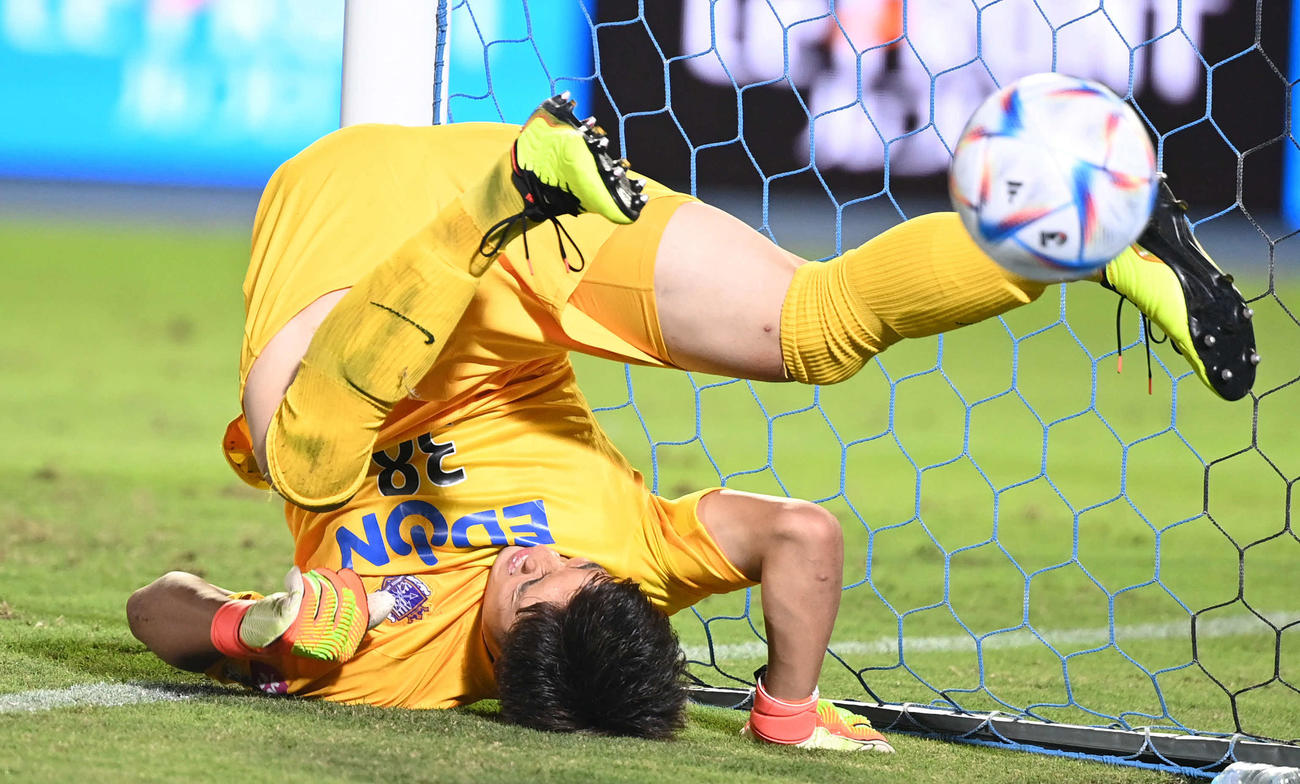 川崎F対広島　後半、川崎F家長のボレーシュートをセーブした広島GK大迫（撮影・山崎安昭）