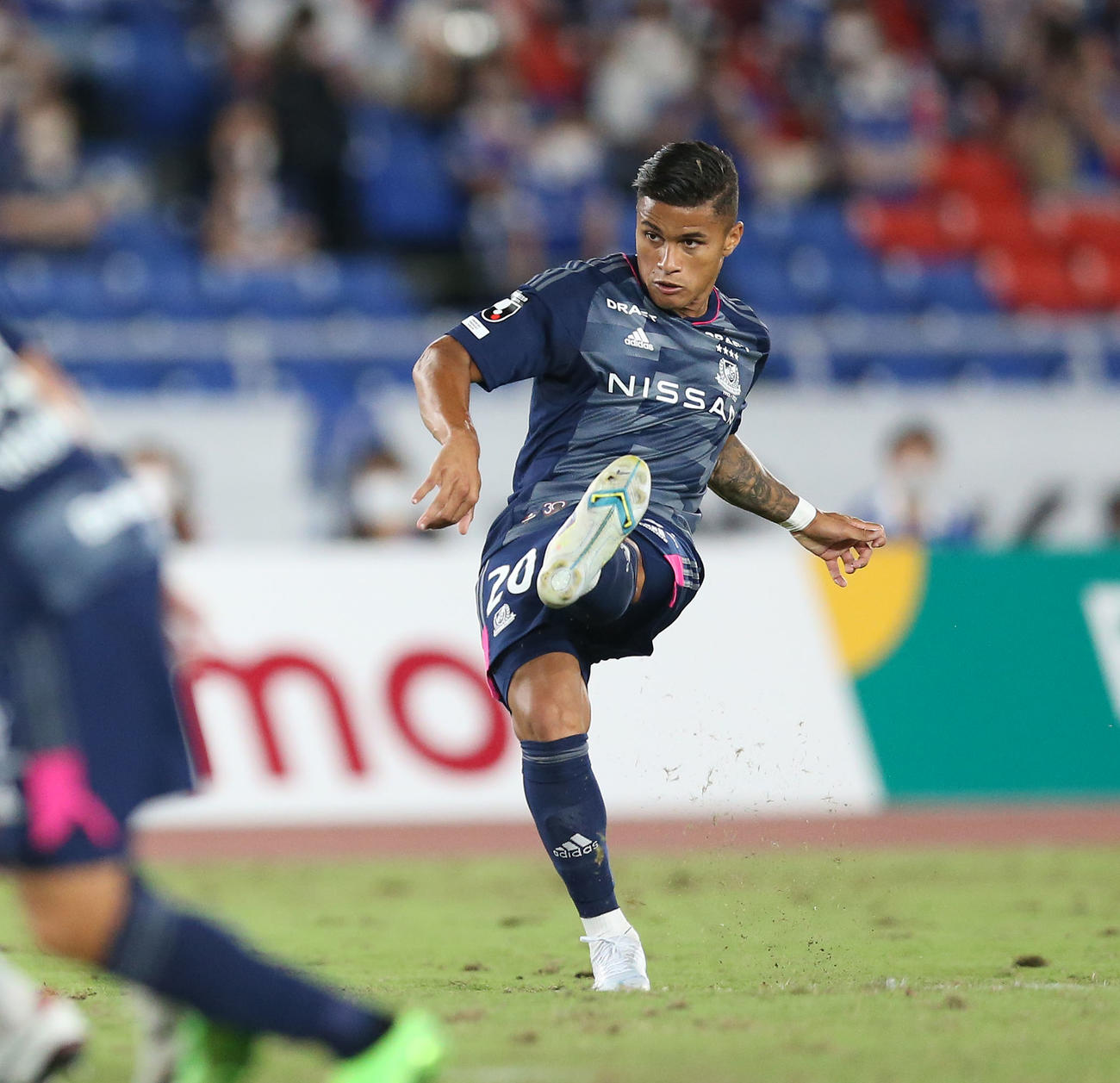 横浜対福岡　後半、FKを蹴る横浜マテウス（撮影・宮地輝）