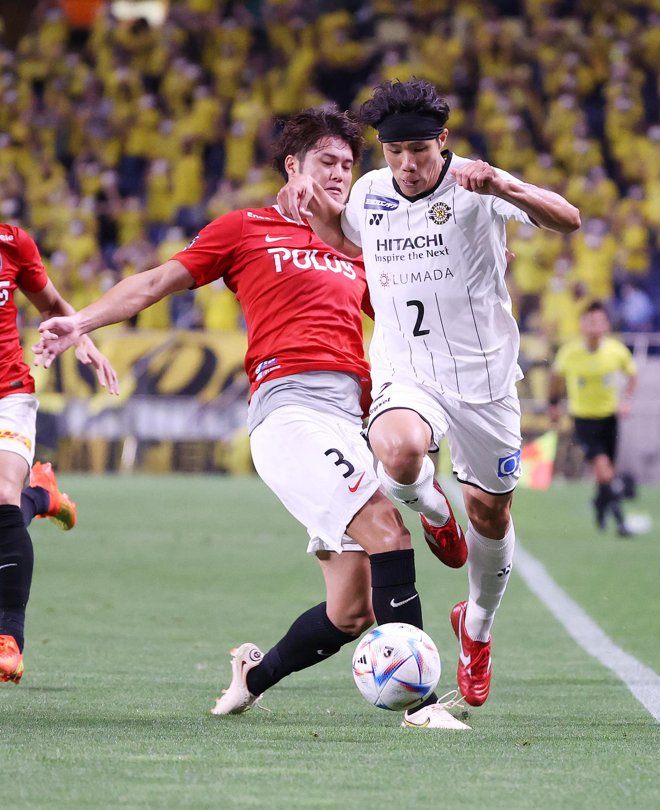 浦和対柏　前半、競り合う浦和伊藤（左）と柏三丸（撮影・鈴木正人）