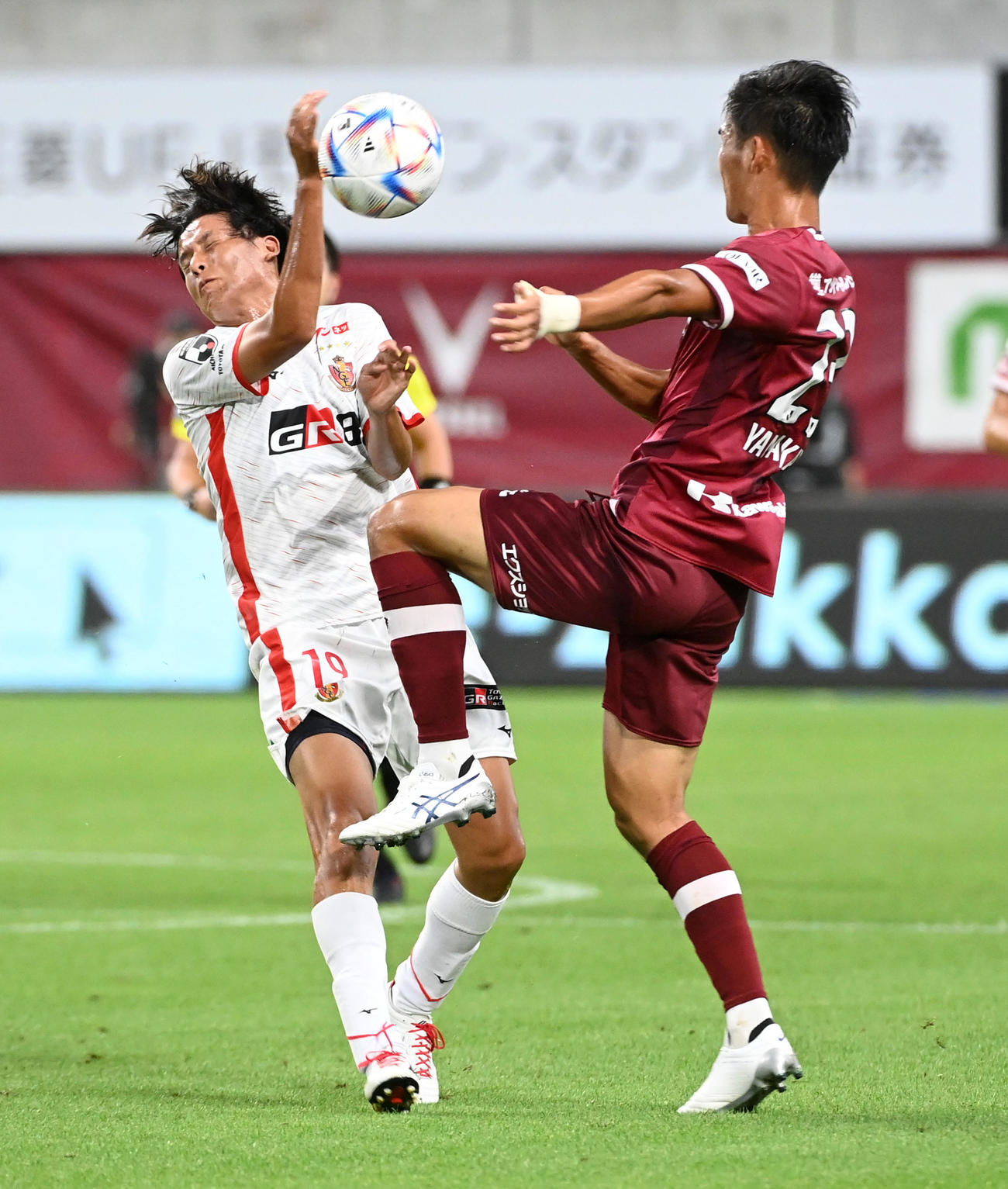 神戸対名古屋　前半、激しくボールを奪い合う名古屋重広（左）と神戸山川（撮影・前岡正明）