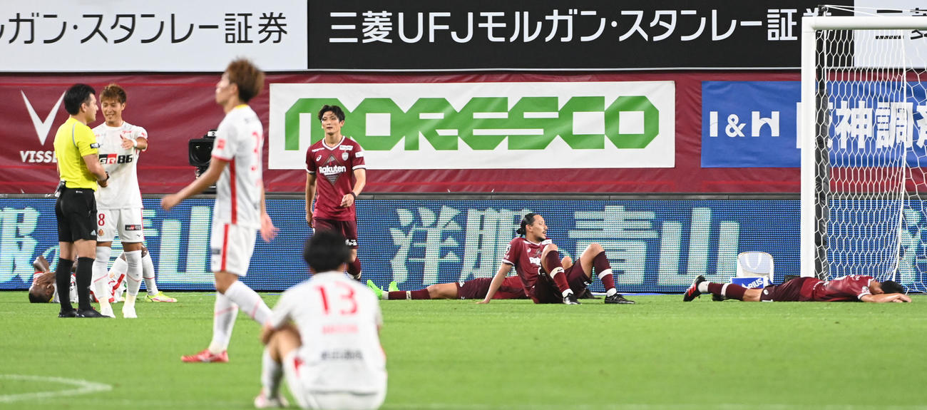 神戸対名古屋　名古屋と引き分け、がっくりする神戸イレブン（撮影・前岡正明）