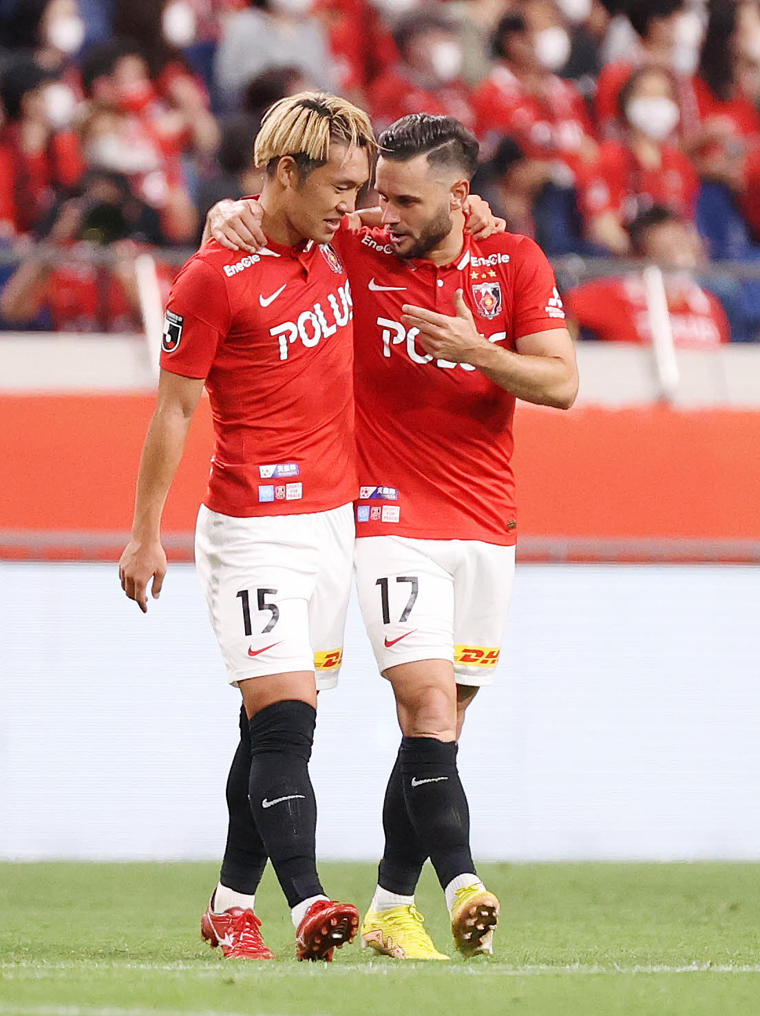 浦和対柏　前半、ゴールを決め浦和明本（左）と抱き合うシャルク（撮影・鈴木正人）