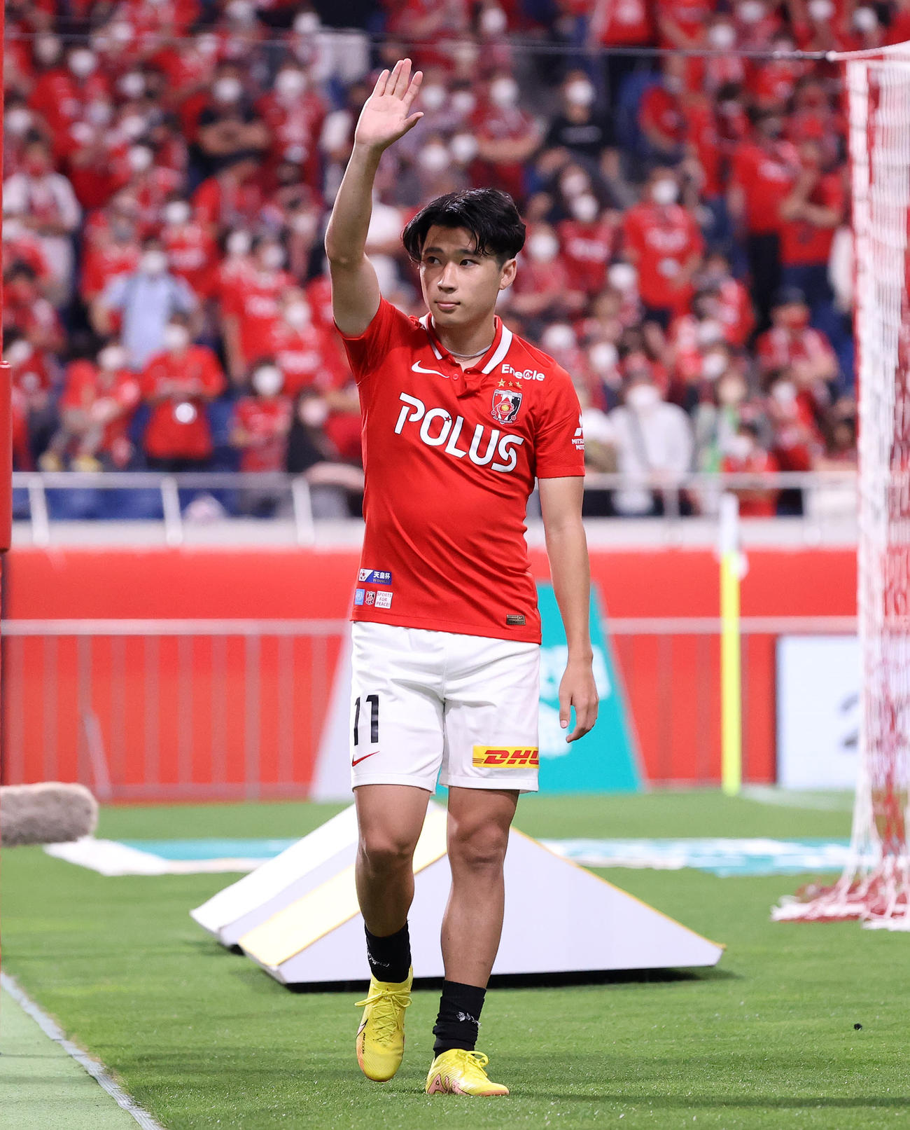 浦和対柏　勝利しサポーターに手を振る浦和松尾（撮影・鈴木正人）