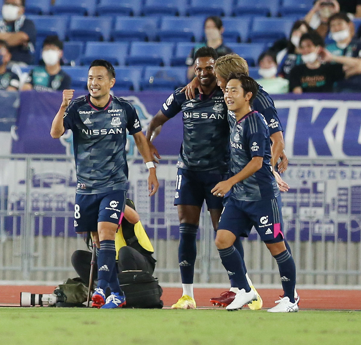 横浜対福岡　前半、ゴールを決めチームメートと喜ぶ横浜ロペス（左から2人目）（撮影・宮地輝）