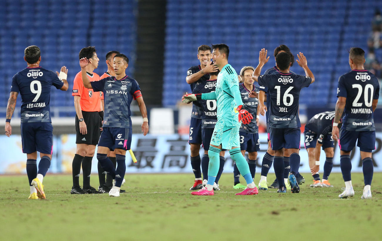 横浜対福岡　福岡に勝利し喜ぶ横浜イレブン（撮影・宮地輝）