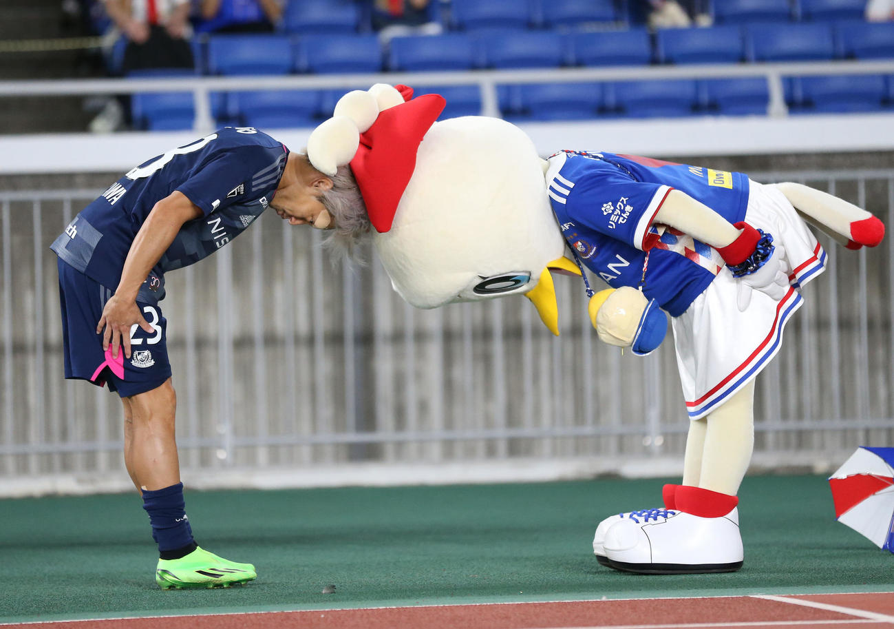 横浜対福岡　試合後、お辞儀してぶつかる横浜仲川とマリン（撮影・宮地輝）