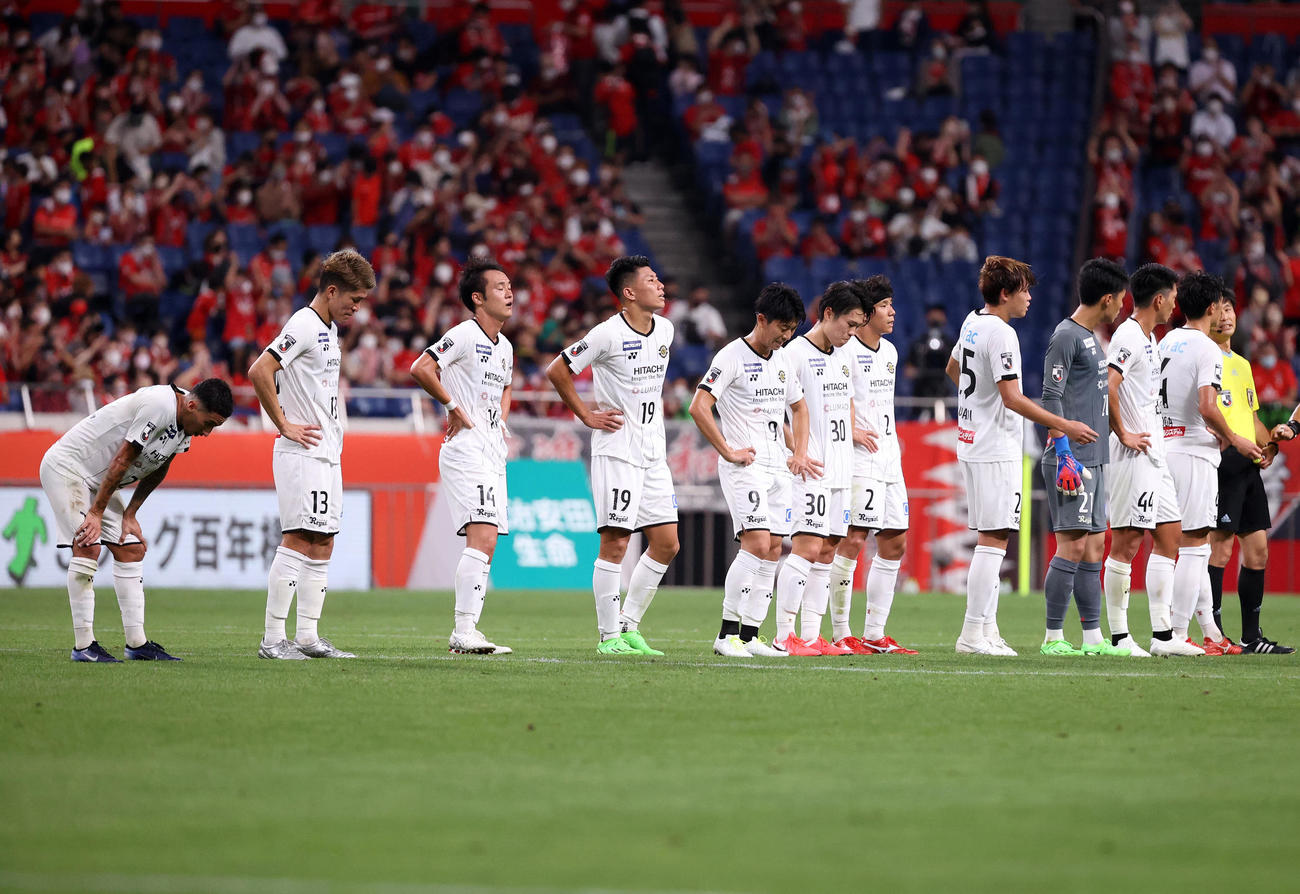 浦和対柏　敗戦し悔しそうな表情を見せる柏の選手たち（撮影・鈴木正人）