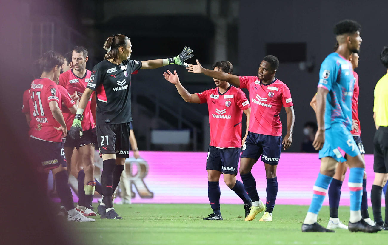 C大阪対鳥栖　決勝ゴールを決めたC大阪ジェアン・パトリッキ（中央右）は、GKキム・ジンヒョンとハイタッチ（撮影・宮崎幸一）
