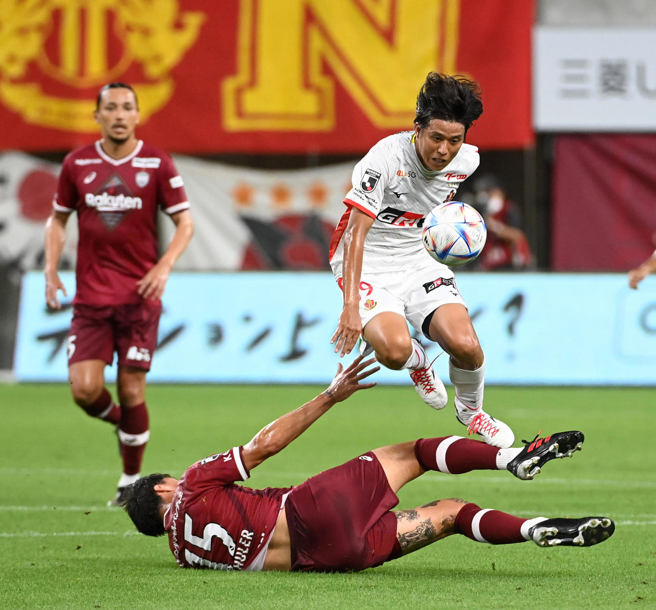 神戸対名古屋　前半、激しくボールを奪い合う名古屋重広（上）と神戸マテウス・トゥーレル（撮影・前岡正明）
