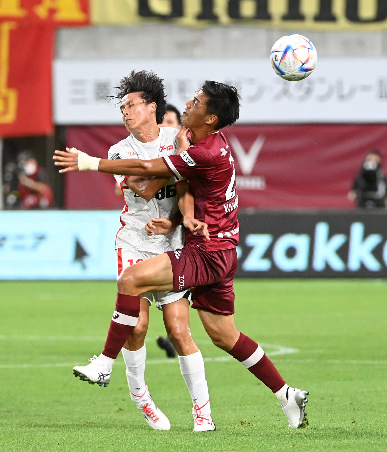 神戸対名古屋　前半、激しくボールを奪い合う名古屋重広（左）と神戸山川（撮影・前岡正明）