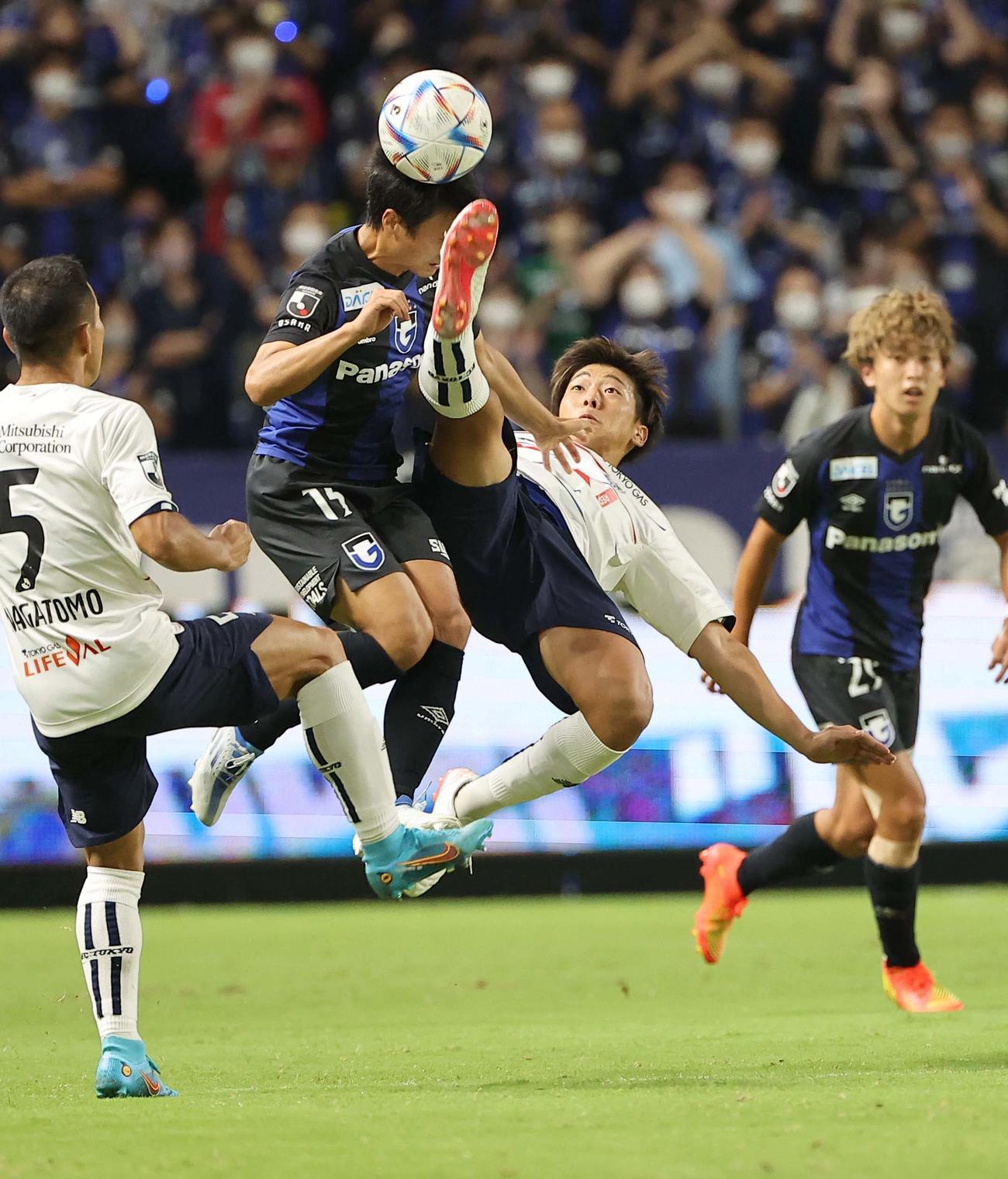 東京塚川（右から2人目）はオーバーヘッドでパスを出す（撮影・上田博志）