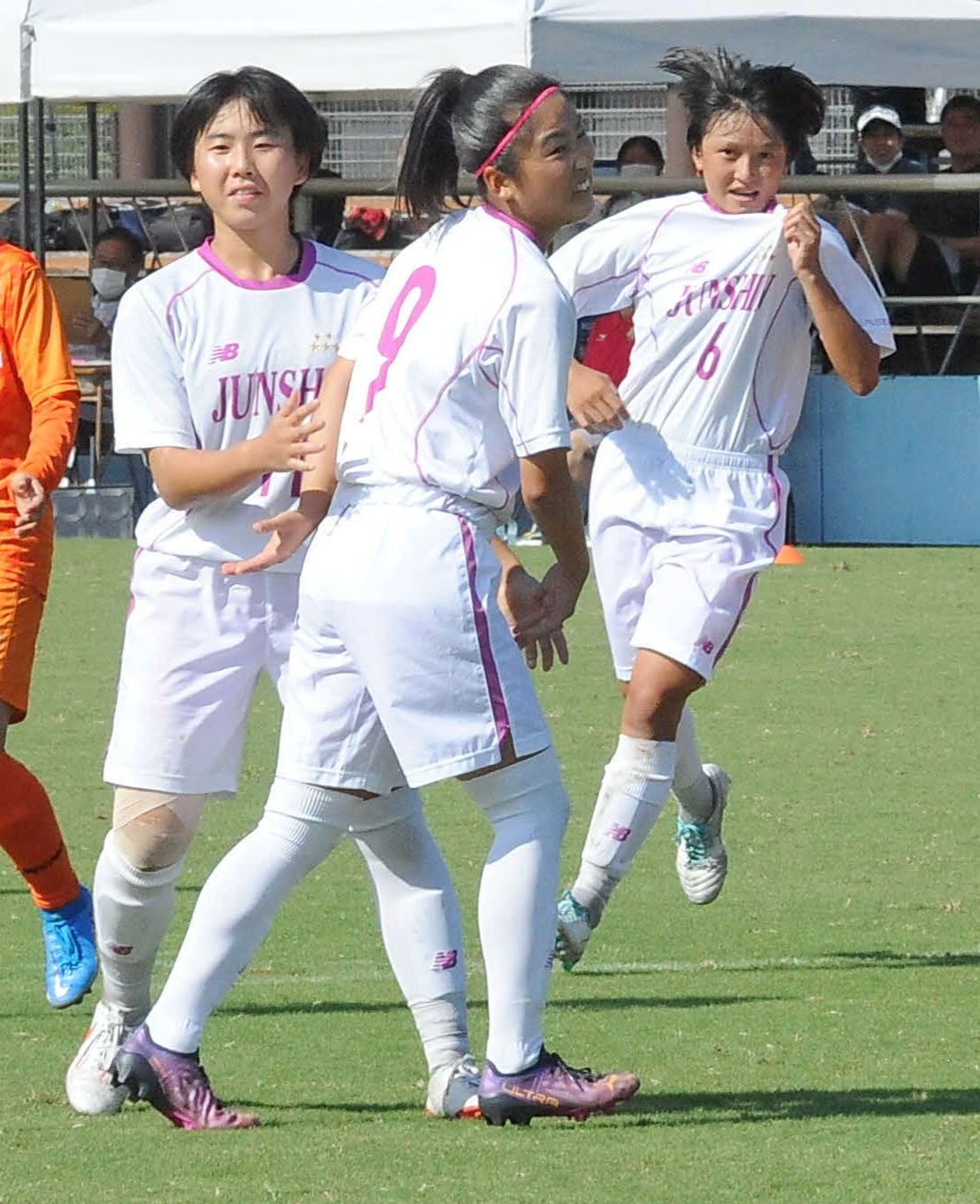 後半3分、藤枝順心の正野（中央）はPKを決め、辻沢亜唯（左）らと喜ぶ
