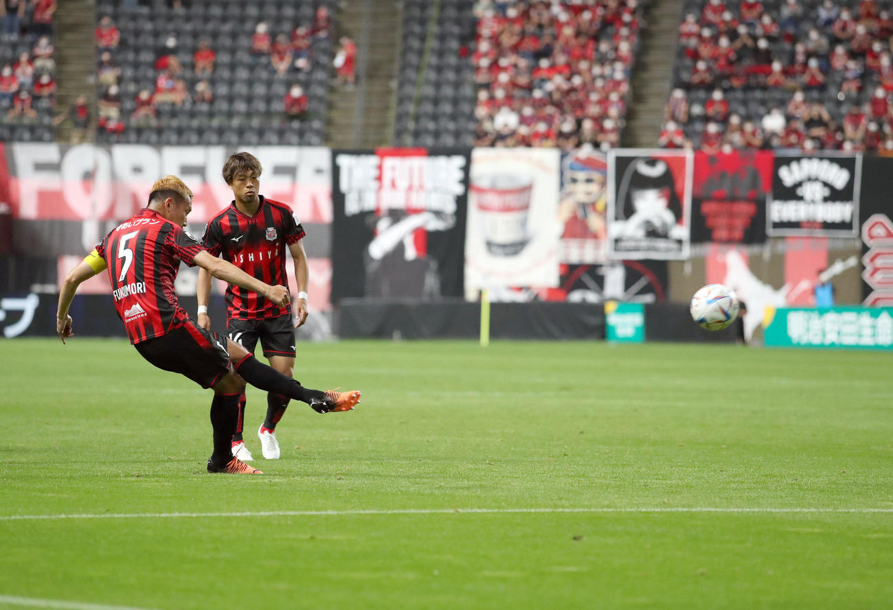 札幌対磐田　前半、FKで先制ゴールを決める福森（撮影・佐藤翔太）
