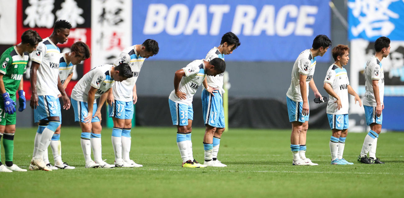 札幌対磐田　札幌に敗れ肩を落とす磐田イレブン（撮影・佐藤翔太）