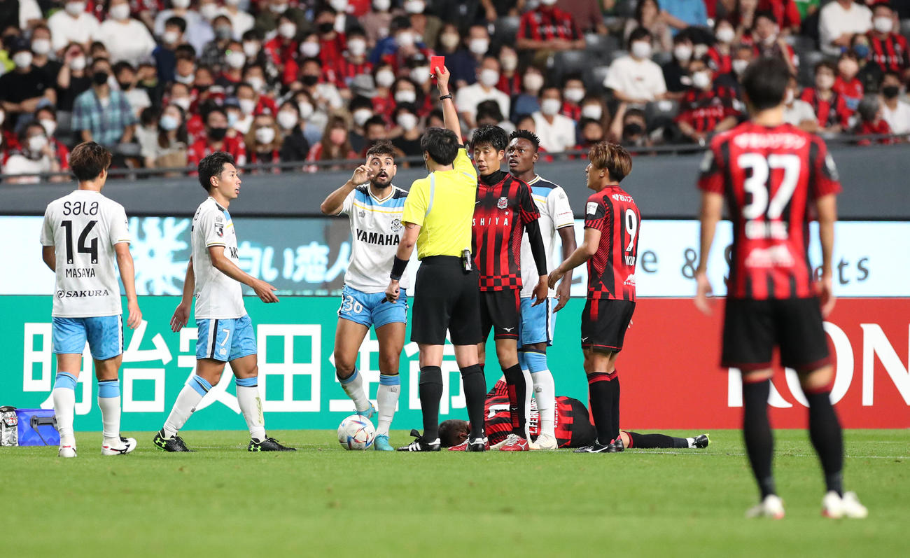 札幌対磐田　後半、レッドカードで退場する磐田グラッサ（撮影・佐藤翔太）