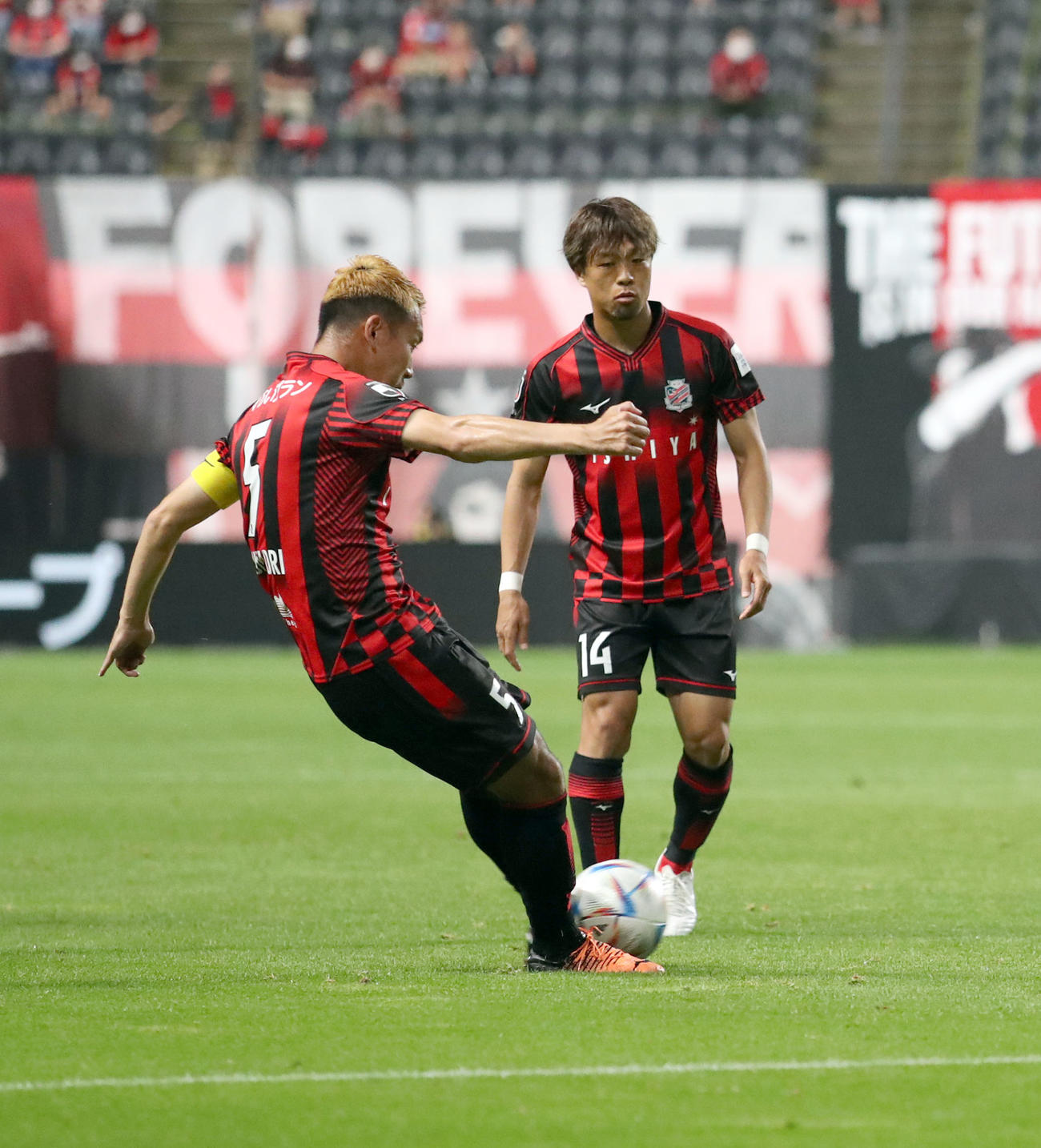 札幌対磐田　前半、FKで先制ゴールを決める福森（撮影・佐藤翔太）