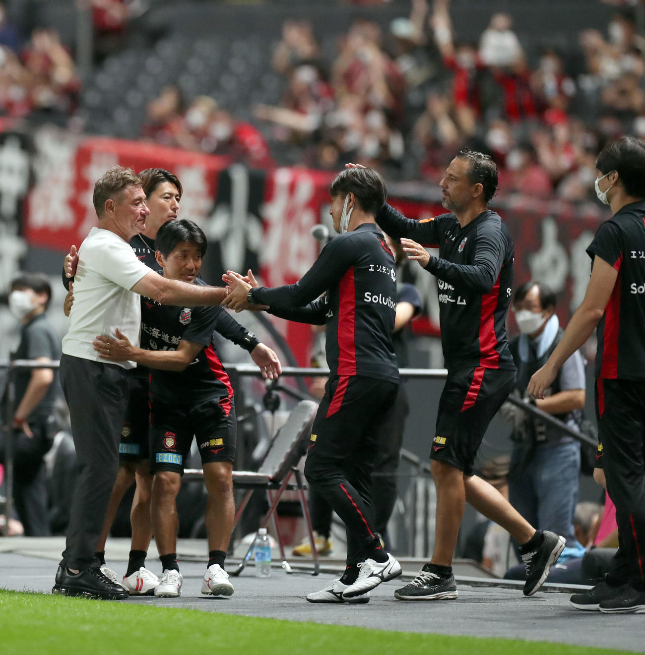 札幌対磐田　試合終了後、スタッフたちと抱き合って喜ぶペトロビッチ監督（撮影・佐藤翔太）