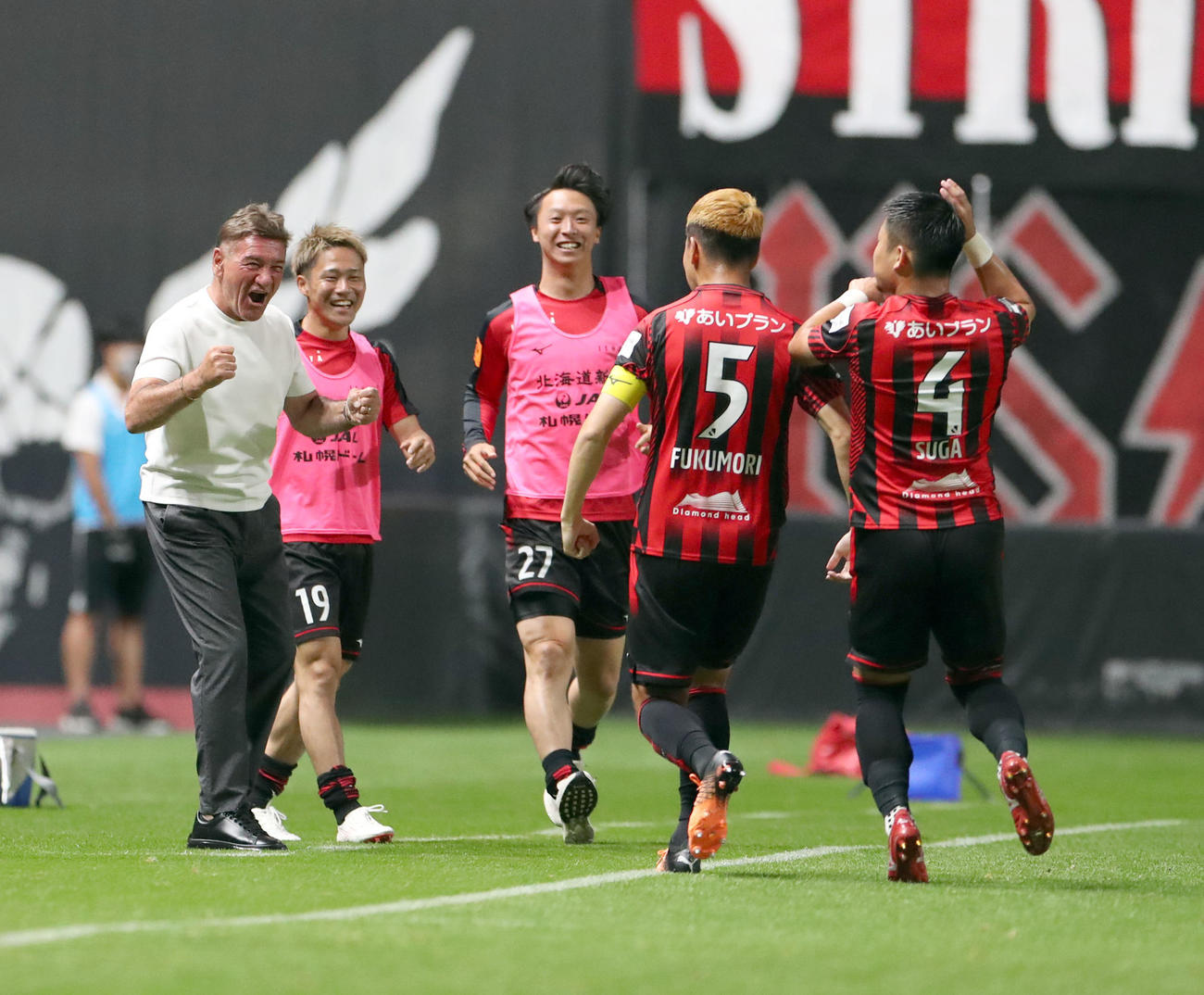札幌対磐田　前半、札幌ペトロビッチ監督（左）は先制ゴールを決めた福森を笑顔で出迎える（撮影・佐藤翔太）