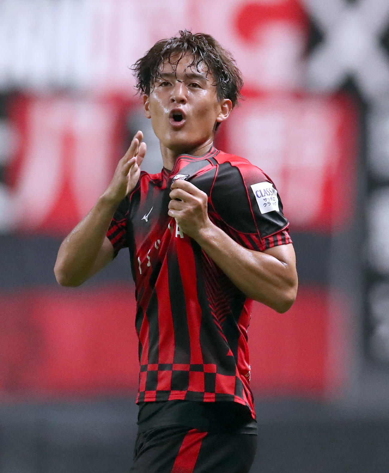 札幌対磐田　後半、ゴールを決め左胸にあるエンブレムをスタンド応援席のサポーターに向ける札幌高嶺（撮影・佐藤翔太）