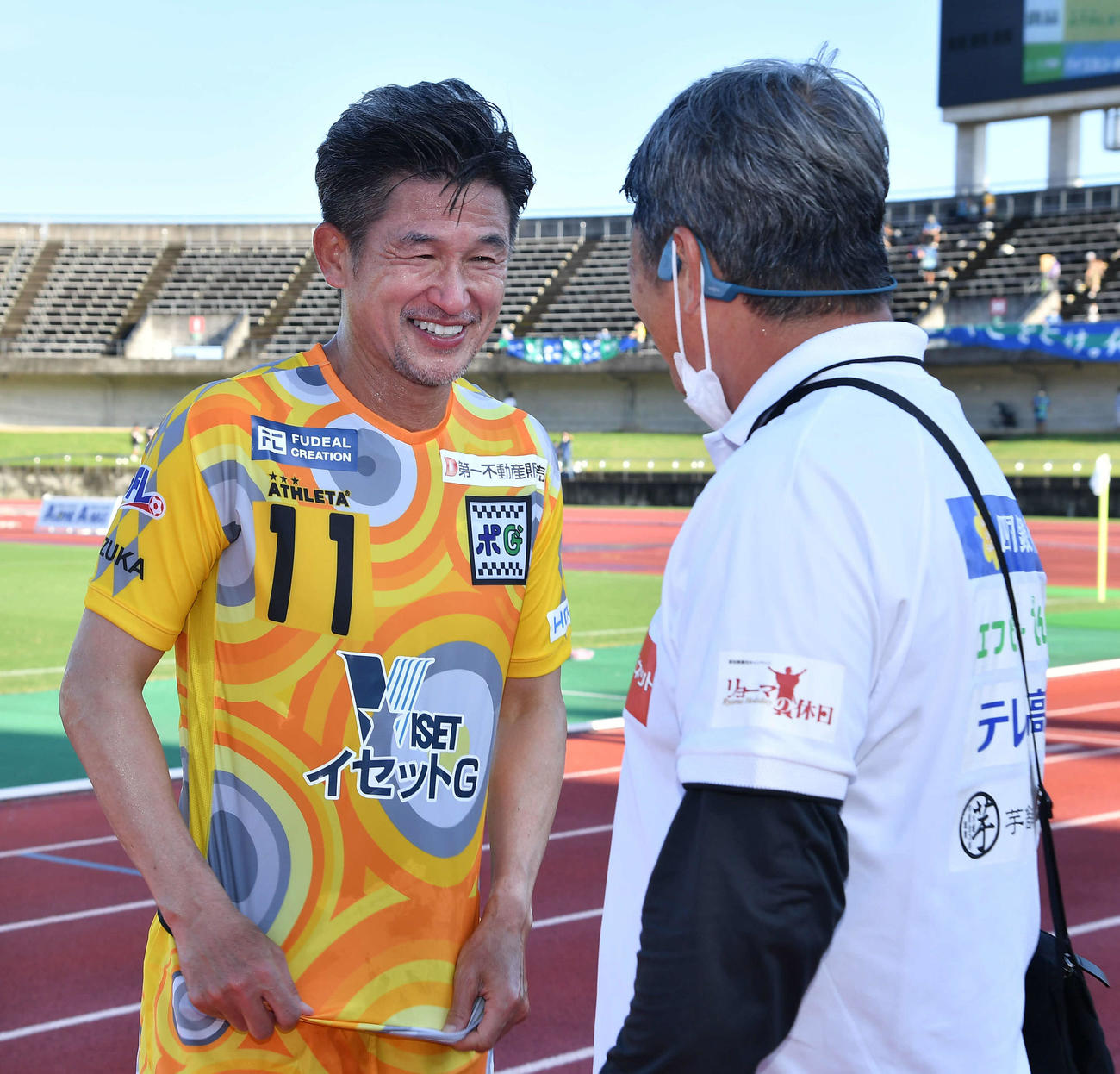 高知対鈴鹿　試合後、高知・西村昭宏GM（右）と談笑する鈴鹿・三浦知良（撮影・岩下翔太）