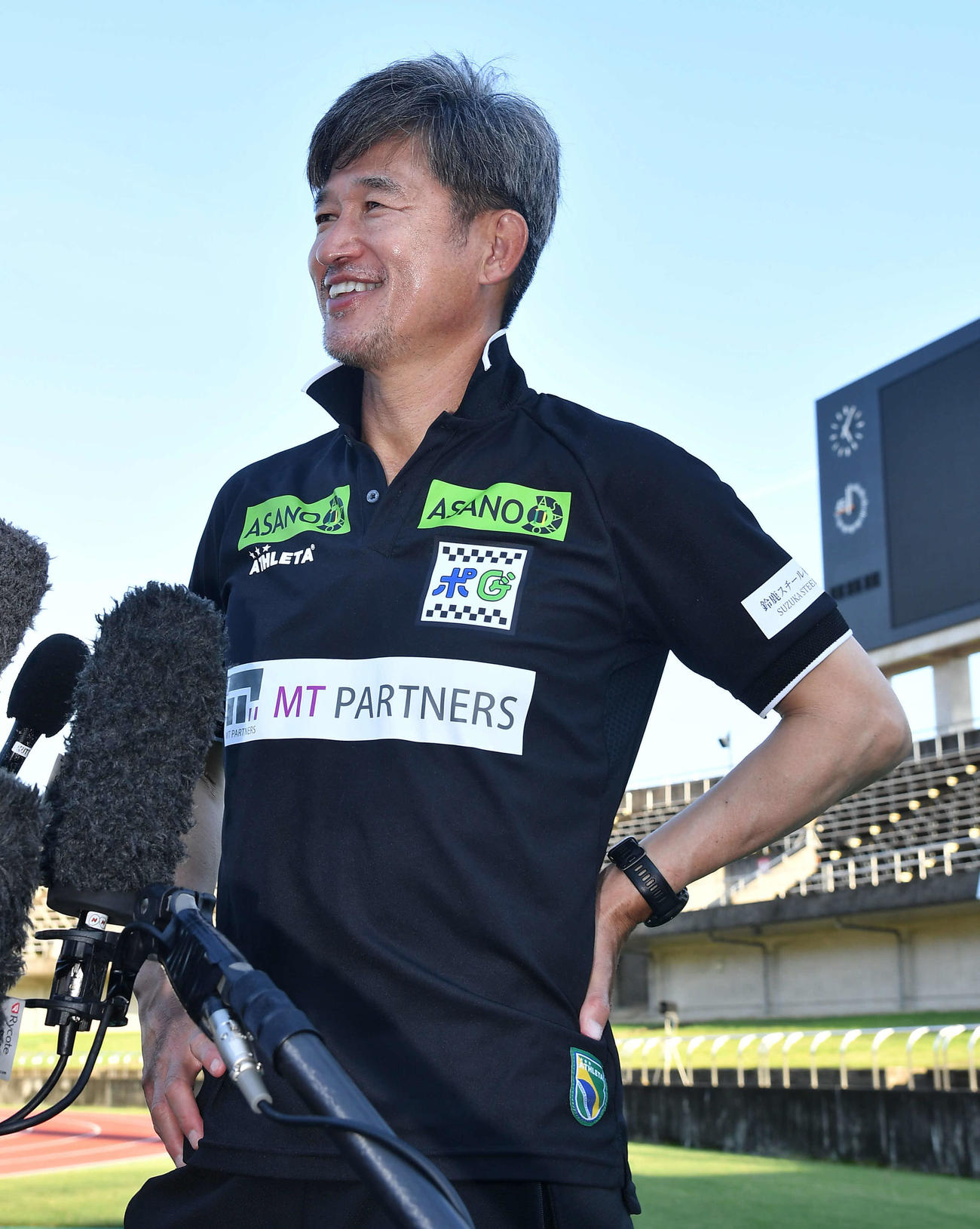 高知対鈴鹿　試合後の囲み取材で笑顔を見せる鈴鹿・三浦知良（撮影・岩下翔太）