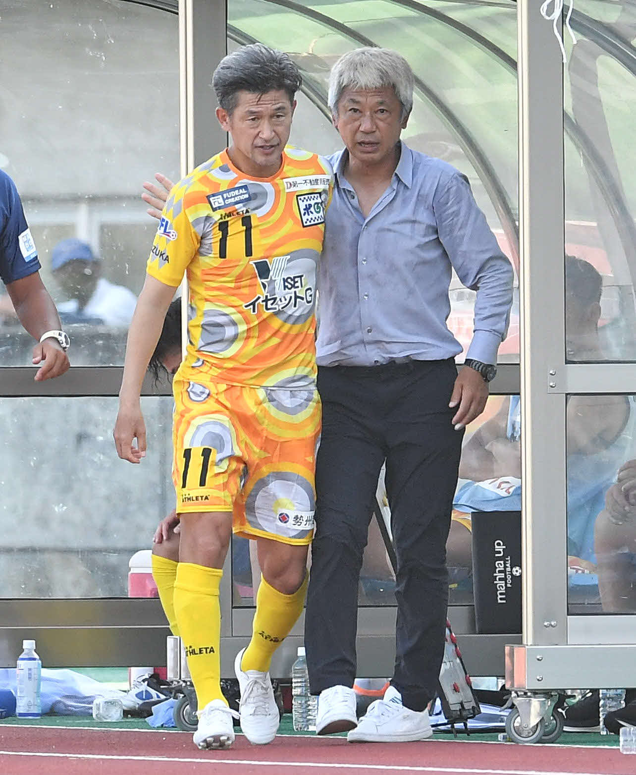 高知対鈴鹿　後半、出場する鈴鹿・三浦知良（左）に声をかける三浦泰年監督（撮影・岩下翔太）