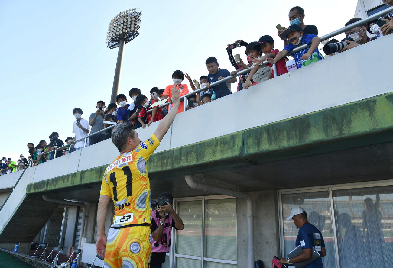 高知対鈴鹿　試合後、スタンドのファンに笑顔で手を振りながら引き揚げる鈴鹿・三浦知良（撮影・岩下翔太）