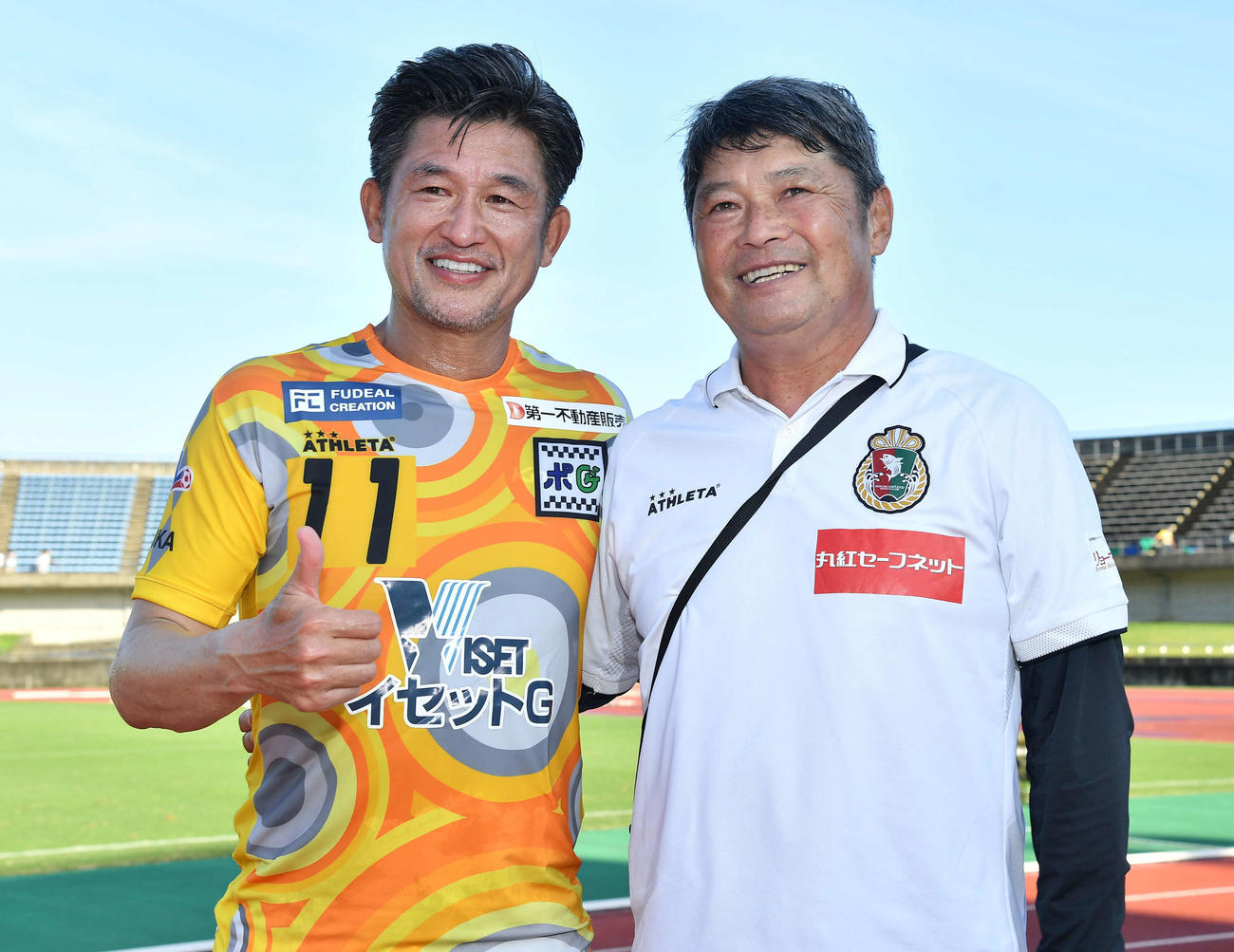 高知対鈴鹿　試合後、高知・西村昭宏GM（右）と記念撮影する鈴鹿・三浦知良（撮影・岩下翔太）