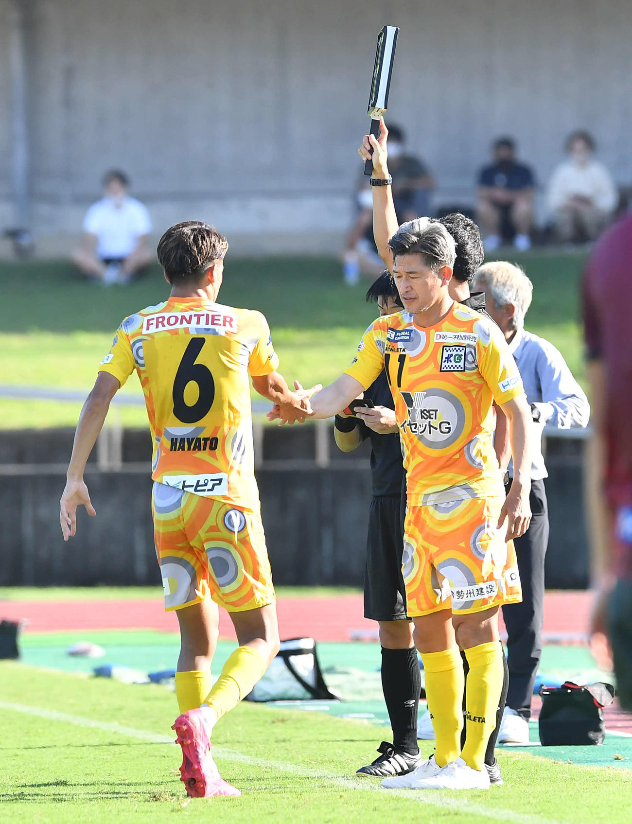 高知対鈴鹿　後半、上田駿斗（左）の交代で出場する鈴鹿・三浦知良（撮影・岩下翔太）