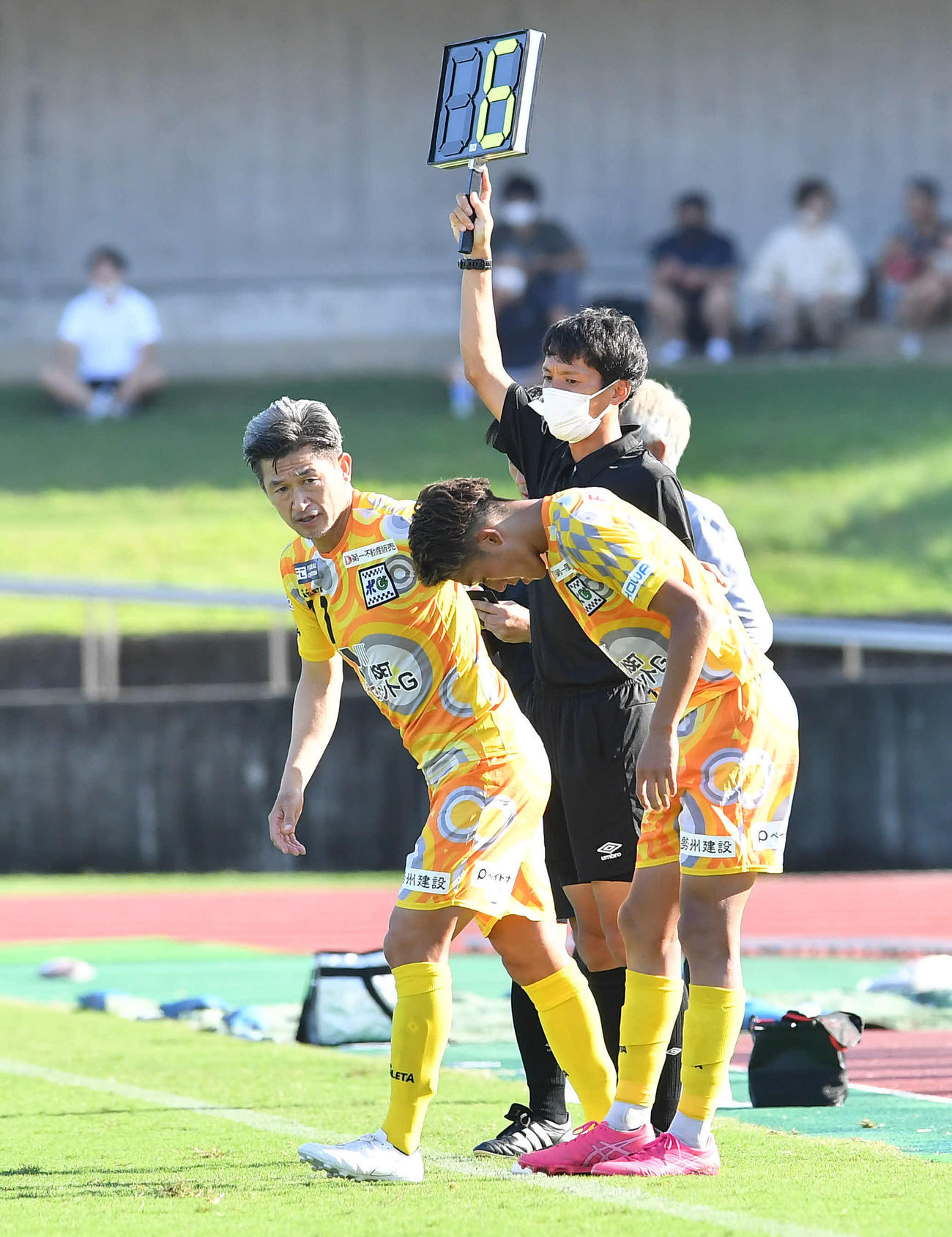 高知対鈴鹿　後半、上田駿斗（右）に代わって出場する鈴鹿・三浦知良（撮影・岩下翔太）